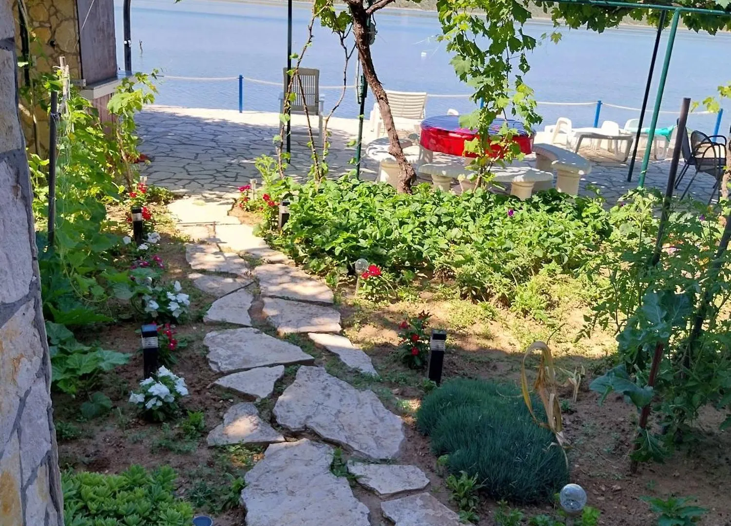 Apartmani Mirko Ljubac Ražanac 0*,